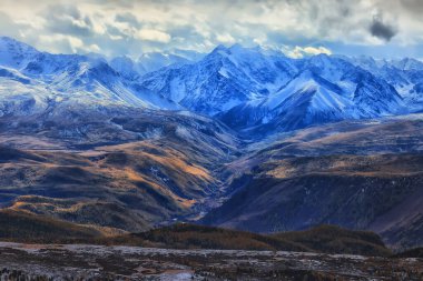 Dağlar karla kaplı altai manzarası, arka planda kar zirvesi manzarası