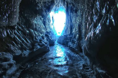 Buz mağarası kışı. Donmuş doğa manzarası.