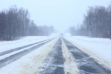 kış karayolu arka plan sisi görüş mesafesi düşük