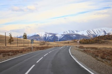 Dağlar karla kaplı altai manzarası, arka planda kar zirvesi manzarası