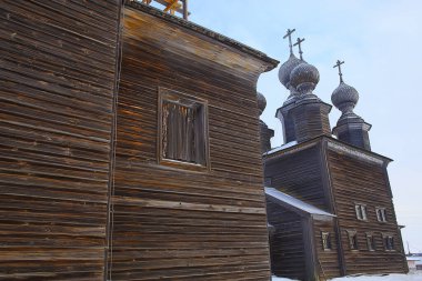 Kışın Rusya 'nın kuzeyindeki ahşap kilise, mimari tarihi din Hristiyanlık