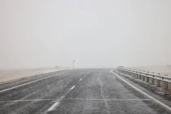 Winter Snelweg Sneeuw Achtergrond Mist Slecht Zicht — Stockfoto