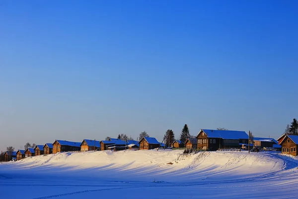 Χειμερινό Τοπίο Ρωσικό Χωριό Βόρεια Ξύλινο Σπίτι — Φωτογραφία Αρχείου