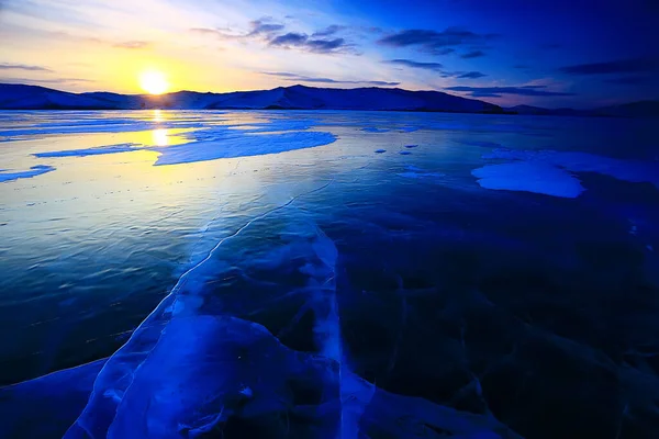 Paisagem Gelo Baikal Época Inverno Gelo Transparente Com Rachaduras Lago — Fotografia de Stock