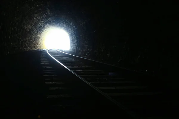 トンネル鉄道建築暗闇の光 — ストック写真