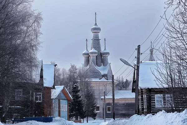 冬の風景ロシアの村北木造住宅 — ストック写真
