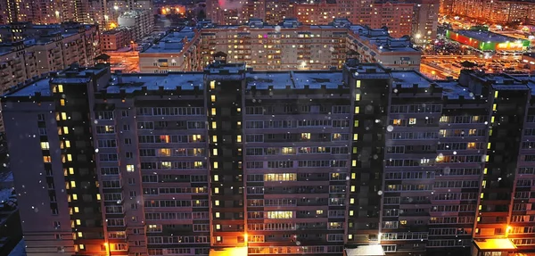 夜の街の最上階の冬 建築上の屋根のファサードライト — ストック写真