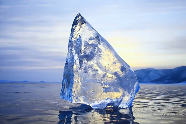 Pedazo Hielo Baikal Sobre Hielo Naturaleza Invierno Estación Agua Cristalina —  Fotos de Stock