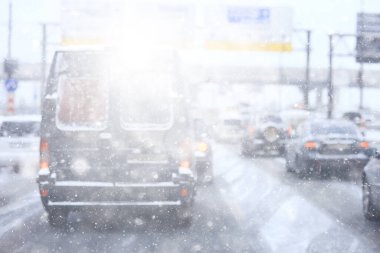 Kışın kentin trafik sıkışıklığında kar yağışı, mevsimlik kar yolu
