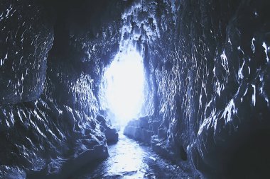 Buz mağarası kışı. Donmuş doğa manzarası.