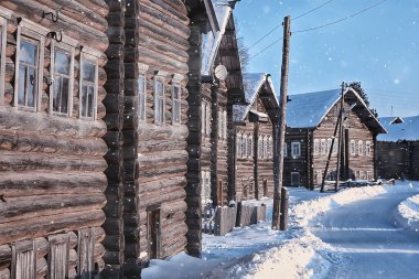 Kış manzaralı Rus köyü Kuzey ahşap ev