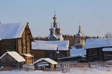 Kış manzaralı Rus köyü Kuzey ahşap ev