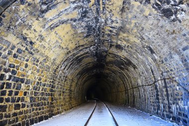 Tünel demiryolu kemer mimarisi karanlık ışık