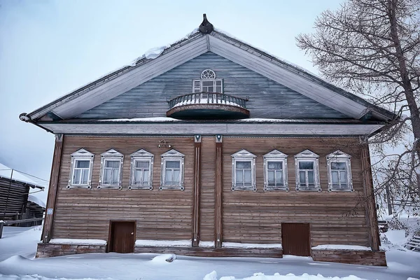 古い木造の家の窓 ロシアの北建築のデザイン — ストック写真