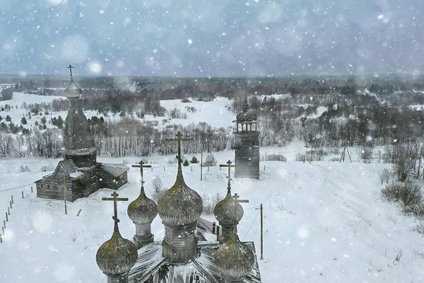 木造教会冬のトップビュー 風景ロシア北建築 — ストック写真