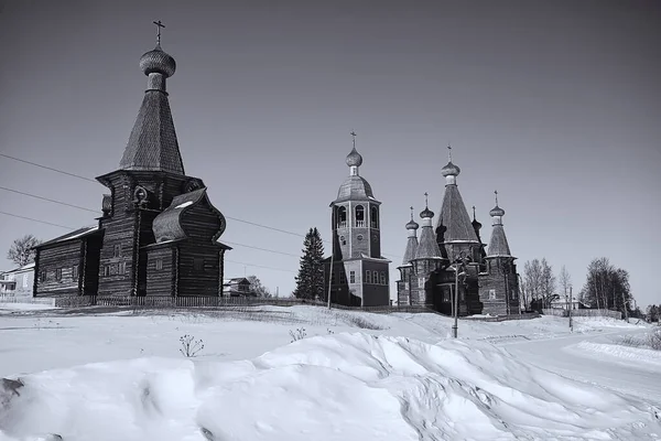 冬のロシア北部の風景の木造教会建築史的宗教キリスト教 — ストック写真