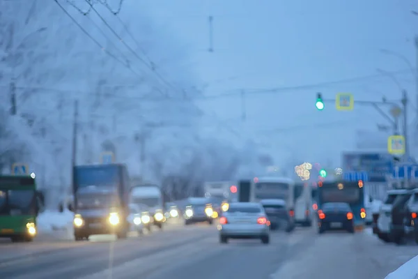 冬の都市交通渋滞の中の雪季節の雪道 — ストック写真