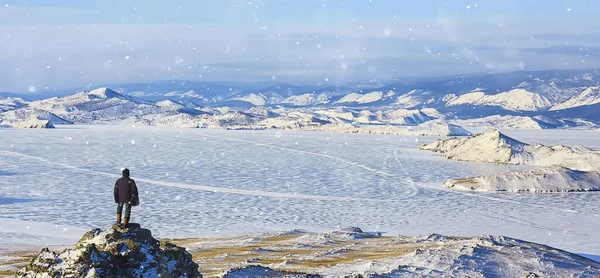Zimowe Góry Dla Jednej Osoby Turystyka Krajobrazowa — Zdjęcie stockowe