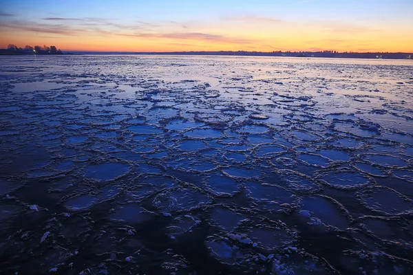 Paesaggio Fiume Inverno Vista Stagionale Acqua Neve Foresta — Foto Stock