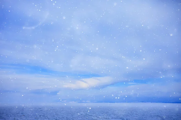 バイカルの氷の風景冬の季節湖に亀裂のある透明な氷 — ストック写真