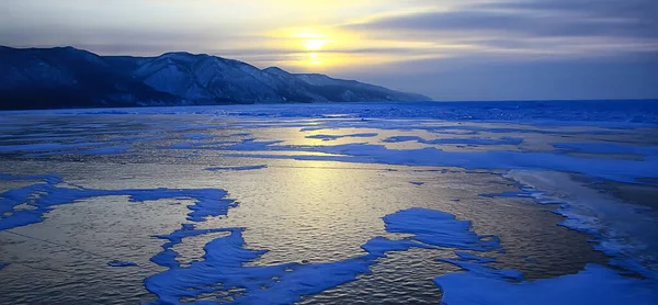 Baikal Jég Táj Téli Szezonban Átlátszó Jég Repedések Tavon — Stock Fotó