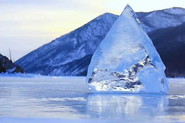 Stuk Ijs Baikal Ijs Natuur Winterseizoen Kristal Water Transparant Buiten — Stockfoto