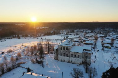 Kilise kış dronu, tapınak manzarası Noel tatili.