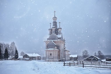 Kışın Rusya 'nın kuzeyindeki ahşap kilise, mimari tarihi din Hristiyanlık