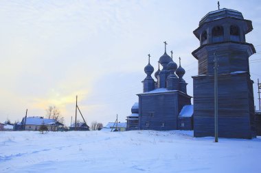 Kışın Rusya 'nın kuzeyindeki ahşap kilise, mimari tarihi din Hristiyanlık