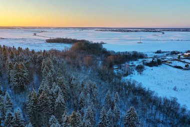 Ağaçlar don dronu, soyut görünüm arka plan Aralık manzarası açık hava ağaçları kar