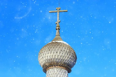 Kışın Rusya 'nın kuzeyindeki ahşap kilise, mimari tarihi din Hristiyanlık