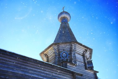 Kışın Rusya 'nın kuzeyindeki ahşap kilise, mimari tarihi din Hristiyanlık