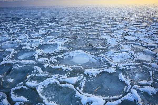Fagyos Tenger Jég Kerek Darab Óceán Háttér Tél Éghajlat Part — Stock Fotó