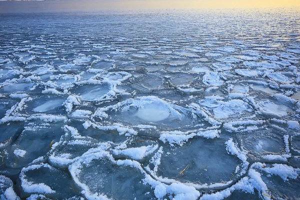 凍る海氷の丸い破片海の背景冬の気候の海岸 — ストック写真