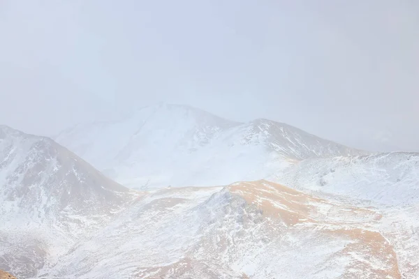 Βουνά Χιονισμένες Κορυφές Αφηρημένο Τοπίο Θέα Χειμώνα — Φωτογραφία Αρχείου