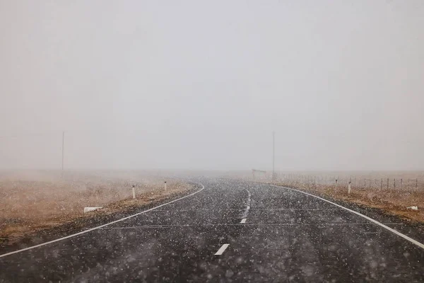 冬の高速道路の降雪背景霧の視界不良 — ストック写真