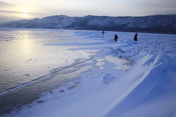 Baykal Buz Manzarası Kış Mevsimi Gölde Çatlakları Olan Şeffaf Buz — Stok fotoğraf