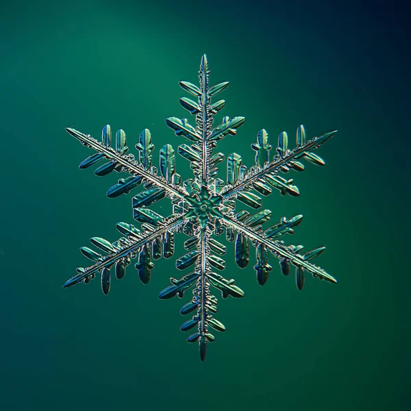 雪花状天然晶体单层隔离 透明的抽象照片背景 — 图库照片