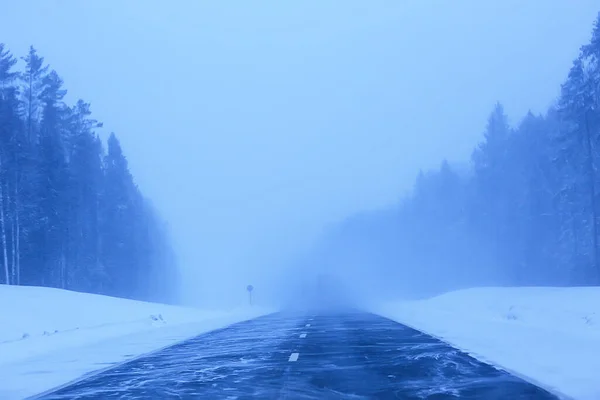 Χειμερινή Εθνική Οδό Χιόνι Φόντο Ομίχλη Κακή Ορατότητα — Φωτογραφία Αρχείου