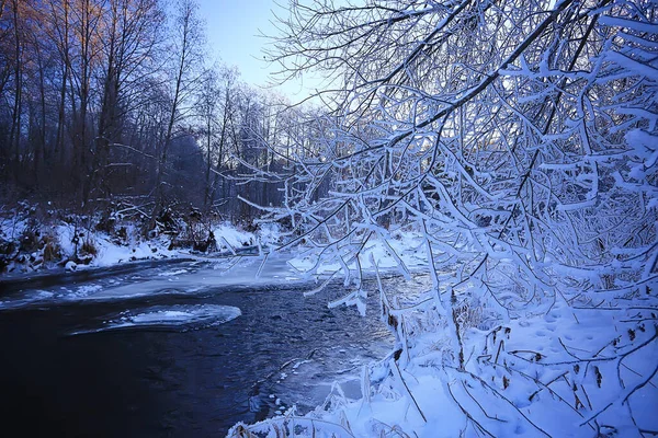 Paisagem Rio Inverno Sazonal Vista Água Neve Floresta — Fotografia de Stock