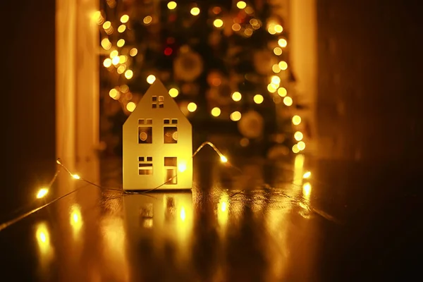 クリスマスデコレーションの夜の家のライト背景抽象的な休日の装飾 — ストック写真