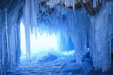 Buz mağarası kışı. Donmuş doğa manzarası.