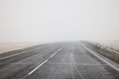 kış karayolu arka plan sisi görüş mesafesi düşük