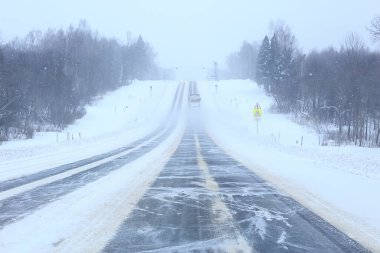 kış karayolu arka plan sisi görüş mesafesi düşük