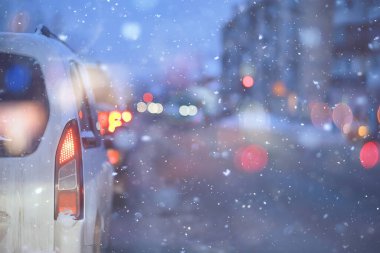 Kışın kentin trafik sıkışıklığında kar yağışı, mevsimlik kar yolu