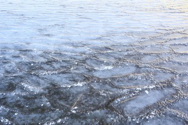Buz dokusu Baykal 'ı çatlatıyor, soyut arkaplan kış buzu şeffaf mavi