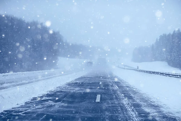 Zima Autostrada Opady Śniegu Tło Mgła Słaba Widoczność — Zdjęcie stockowe