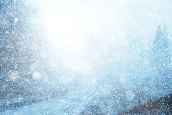 Zimní Dálnice Sněžení Pozadí Mlha Špatná Viditelnost — Stock fotografie