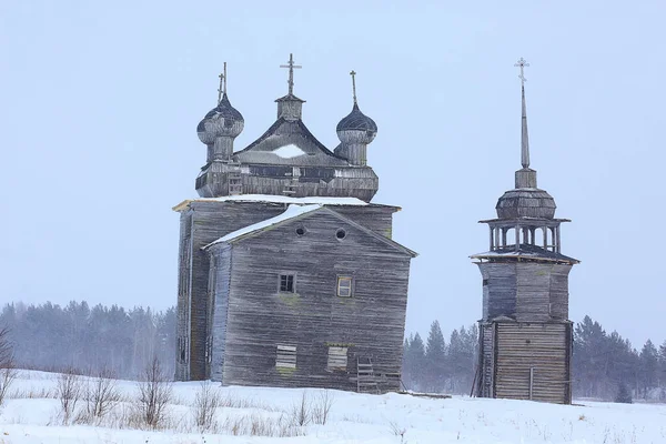 冬のロシア北部の風景の木造教会建築史的宗教キリスト教 — ストック写真