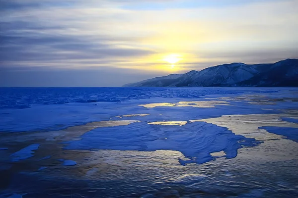 バイカルの氷の風景冬の季節湖に亀裂のある透明な氷 — ストック写真